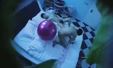 Kamera di bilik bola kecergasan hotel cinta Xintai merakam secara rahsia rakan sekerja lelaki dan wanita dari unit itu dalam perjalanan perniagaan, menyewa bilik dan berselingkuh, berbaring dan bermain bola kecergasan.