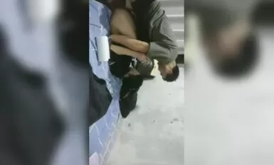 Ngày 7/10, người quét đường trong làng có hai cảnh ân ái liên tiếp. Một người già, người còn trẻ. Người thứ nhất là một cô gái trẻ chân dài, dáng vẻ lạnh lùng. Cô gần như lật ngửa khi yêu cầu mở khóa điện thoại.