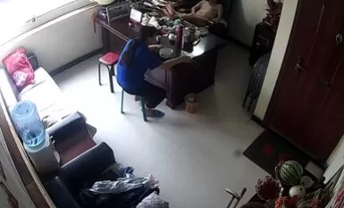 秘書壓力好大，上班吃飯的功夫也得被老闆辦了