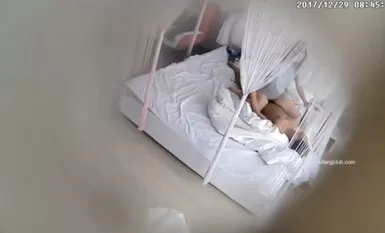 蘇紗幔主題賓館欣賞大學生情侶開房造愛除了睡覺剩下的都是啪啪亮點是晨炮幹的真猛尤其女上位眼鏡騷貨使出了渾身力量猛搖