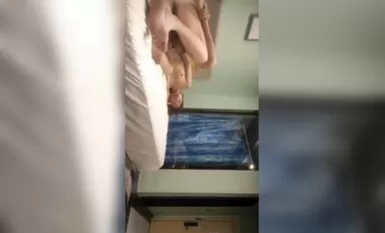 Kapag walang magawa ang office director, inilalabas niya ang kanyang assistant para mag-book ng kwarto at makipagtalik.