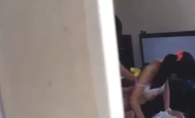 Sumilip sa dalawang estudyanteng kumakain ng ipinagbabawal na prutas sa bahay, ang mga galaw nila ay parang ang hirap isingit.