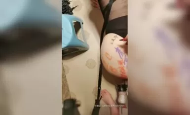 [Couple Dating Circle] Nagsasanay ng isang maliit na asong babae na may magandang pigura para magsuot ng itim na medyas, hiyain siya, sanayin siya mula sa likuran sa sofa, at sipain ang kanyang maliit na puki sa HD source code recording