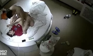 Kamera pengawasan 360 secara rahsia merakam seorang pekerja kolar putih yang cantik sedang mendaftar masuk ke hotel cinta bersama bos lelakinya