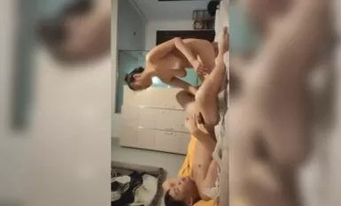 金戈丶寻花深夜约巨乳女技师，聊聊天按按背手伸进内裤，抬起双腿抽插猛操，大奶子夹着乳交骑乘打桩