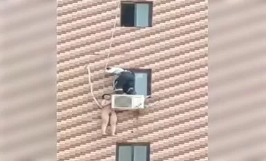 新瓜老總帶女祕書回家啪啪碰巧老婆查崗急忙讓女祕書躲在窗外衣服都沒來得及穿太緊張手沒抓牢出動消防解救