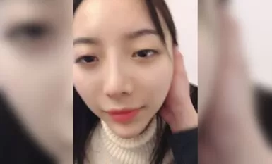 ภรรยาของเพื่อนที่ดีมีเซ็กส์ทางปากดีจริงๆ เธอเล่นกับคนรักตัวน้อยของเธอเป็นการส่วนตัว ลิ้นที่อ่อนนุ่มและอ่อนนุ่มของเธอเลียกระเจี๊ยวและมันก็สบายมาก