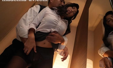 JUQ-716 商务旅行娱乐节目，傲慢的商业伙伴总裁让 Nakadashi 无法自拔。 专属美女，好看的西装'美女'--。 水川堇