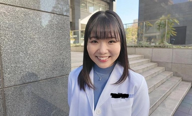 AKDL-278 Lazy Drinker: Jurusan sains yang bekerja di sebuah syarikat farmaseutikal sebenarnya suka menelan sperma! Semasa dia seorang pelajar, dia adalah seorang penyelidik yang dia minum dan membandingkan air mani rakan sekelasnya! “Bolehkah saya merasai