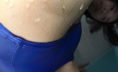 OKS-160 朝海凪咲 濡れてテカってピッタリ密着 神スク水 可愛い女子のスクール水着姿をじっとりと堪能！着替え盗撮から始まり貧乳から巨乳にパイパン、ハミ毛、ジョリワキ等のフェチ接写やローションソーププレイやスク水ぶっかけ等を完全着衣で楽しむAV