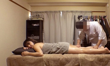 NSM-056 媚薬オイルマッサージ 痴●盗撮＆中出し素人娘VOL.56 超強力媚薬を配合したマッサージオイルを施術中に知らずに塗りこまれたオンナは、身体の火照りに驚き、チ〇ポを欲しがる自分に戸惑い、垂れ出したマン汁に恥ずかしがりながらも生ハメ中出しまで欲してしまう！