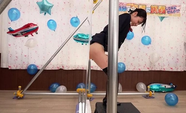 KING-253 透け壁越しだからディルドーズブマン丸見え！ フライト帰りの美脚CAが挑戦する1ピストン100円の極太ディルドチャレンジ！ポルチオ直撃でどんどん卑猥になる腰振りをガラス越しにじっくり観察されて発情！無責任膣内射精～かすみ編～