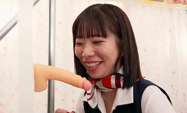 KING-252 透过透明的墙壁，您可以看到假阳具人的全貌！ 一位腿部线条优美的 CA 乘飞机回家途中，挑战每活塞 100 日元的超粗假阳具！透过玻璃观察她，她正处于发情期，臀部摆动得越来越淫荡，直击她的肛门！不负责任的阴道射精 - 枫