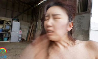 SORA-528 ``มาลักพาตัวภรรยาคนดังผู้หยิ่งผยองคนนี้กันเถอะ 555'' ผู้หญิงที่แต่งงานแล้วที่เดินไปรอบๆ ย่านใจกลางเมืองถูกลักพาตัวพร้อมยานอนหลับ และหากเธอขัดขืน เธอจะถูกตบซ้ำแล้วซ้ำอีกจนร้องไห้! วงกลมกลุ่มครึ่งเมล็ด ● นามิโทกาวะ