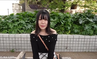 FC2-PPV-4412412 3天！ ！ 70% OFF [第一槍] [臉部外觀] 護送緊張的年輕護士。做愛半年後，她的陰戶成了一片綠洲。 。 。一根大雞巴被插入一個充滿愛汁的淫穢大穴。緩和緊張情緒後的中出驚喜！ ！