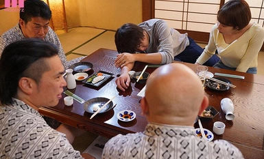 MIDV-702 妊活温泉中出し乱交NTR 子供ができず悩んでいた妻が嫌がっていた町内会の旅行についてきた。その夜、子沢山で有名な性豪オヤジたちと一緒に男風呂へ入っていくなんて… 宍戸里帆