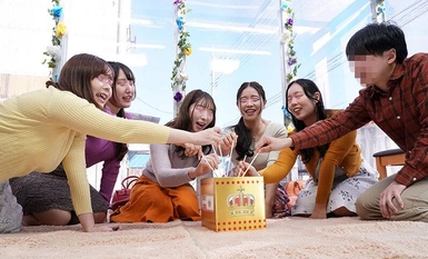 DVMM-093 MM号青空王様ゲーム！ママ友×童貞男子！どんどん過激になるエッチな命令に濡れだした欲求不満オマ○コを童貞チ○ポが独り占め！！ハメまくりで中出し放題！！念願のハーレム筆おろし大乱交 inザ・マジックミラー