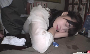 SDAM-116 我，一个兼职者，假装照顾一个在日式酒吧包房睡着的漂亮女人，并偷偷插入了她的阴道。