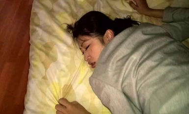 [AOZ-144乱伦片段：弟弟无法抑制对妹妹的性冲动，沾上泥水与妹妹发生了性关系，并在里面强奸了妹妹。