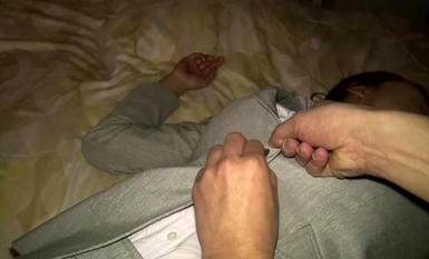 [AOZ-144乱伦片段：弟弟无法抑制对妹妹的性冲动，沾上泥水与妹妹发生了性关系，并在里面强奸了妹妹。