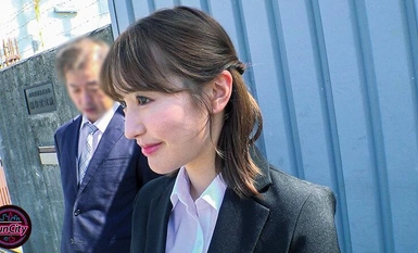 [马赛克毁灭]FJIN-017用情色的屁股、耳语和放荡的话语困扰着她，让她爱上了他......她随心所欲地将爱她的老板变成肉棒振动器，压榨着他！办公室新手 Sarina Momonaga - 太坏的女孩！