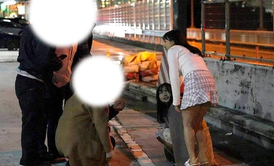 LZPL-066《在窃窃私语声中......》大胸女大学生在年末回家的夜班车上，在空调坏掉的狭窄座位上被大胸女同性恋调戏。