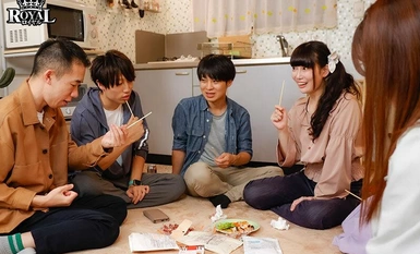 ROYD-174 與在國王遊戲中突然接近的秘密淫蕩的普通大奶，一晚兩天的甜蜜中出性愛。 五日市芽衣