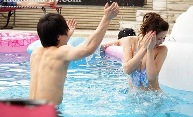 JUQ-639 度假村游泳池 NTR 美麗、骯髒、嚴肅的震撼圖像，已婚女性倒映在水面上 獨家熱辣女性 x 成人比基尼，誕生嚴肅的 NTR 系列 -。 凉爱海