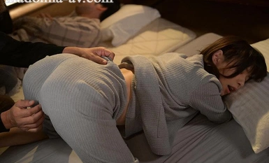 JUQ-630 方便的 "肉体自慰器 "情妇与镇长签订的合同 心爱的妻子被制作成中年男子的性治疗厕所。 二宫光里