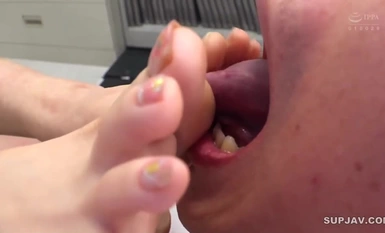 [马赛克毁灭] ARM-924 恋足癖在工作中暴露，女下属双腿被反复射精 Vol.