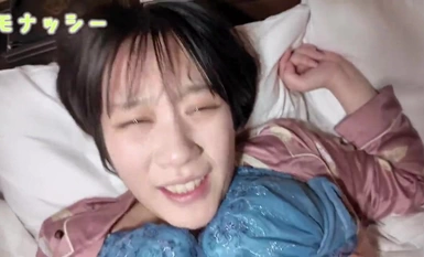 FC2-PPV-4394555 [Pajamas★Monashi] Pajamas de Ojama ♥ Lo-Li 类型，但 H-cup 奶子擦亮公鸡 ♥ Saki，一个在找工作回家路上做 P*sy 的 JD ♥ 在摇晃她的大奶子时被操！