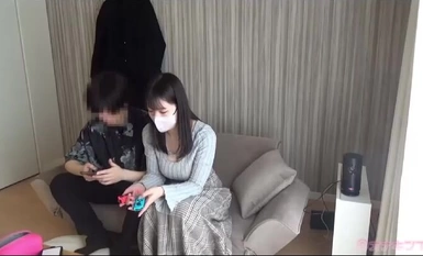 FC2-PPV-4386865 限量前200張 5980 → 4980 【超過150分鐘】【嚴重家居滲透】G罩杯神風美女衝進與男友同居的愛巢。當我男友不在的時候，我們在客廳和臥室做愛。