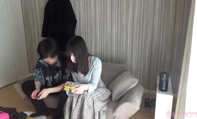 FC2-PPV-4386865 限量前200張 5980 → 4980 【超過150分鐘】【嚴重家居滲透】G罩杯神風美女衝進與男友同居的愛巢。當我男友不在的時候，我們在客廳和臥室做愛。