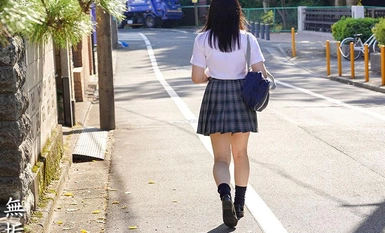 MUDR-267 Zakari getting laid 住在父母公寓隔壁的老人和想要长大的女孩在半叛逆期与父母住在一起，偷走了父母的注意力 Yuyu Ezumi。