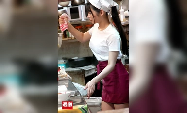 Ang NHDTB-904 Part-time na batang babae 15 ay nasasabik habang nagsisilbi sa mga customer na namumula ang mukha