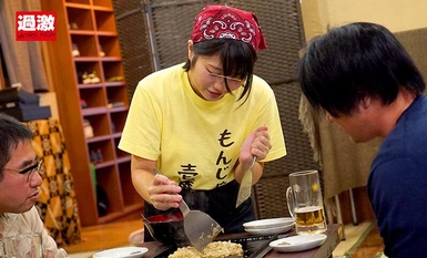 Ang NHDTB-904 Part-time na batang babae 15 ay nasasabik habang nagsisilbi sa mga customer na namumula ang mukha