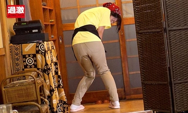 Ang NHDTB-904 Part-time na batang babae 15 ay nasasabik habang nagsisilbi sa mga customer na namumula ang mukha