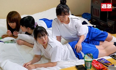 NHDTB-903 Pada malam perjalanan sekolah, seorang rakan sekelas secara rahsia membuat saya merangkap berkali-kali di dalam futon dan membangunkan saya sebagai lesbian. Beberapa tahun kemudian...Walaupun suami saya berada berdekatan, saya telah dijadikan le