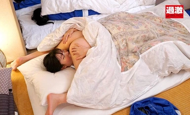 NHDTB-903 Pada malam perjalanan sekolah, seorang rakan sekelas secara rahsia membuat saya merangkap berkali-kali di dalam futon dan membangunkan saya sebagai lesbian. Beberapa tahun kemudian...Walaupun suami saya berada berdekatan, saya telah dijadikan le