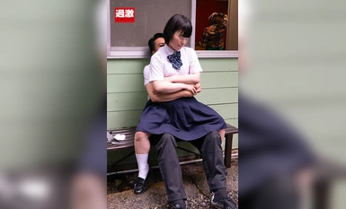 NHDTB-862 ちっこい彼女の妹が…スカートの中でこっそり生ハメ逆NTR 女がいるのにドプドプ連続中出し野外Ver.