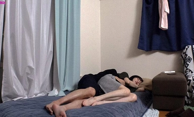 HAWA-316 Ang isang baguhang asawa ay binigyan ng condom sa bahay ng isang ordinaryong estudyante sa kolehiyo, at hindi siya nasisiyahan sa isang gabing rubber sex session, kaya pinayagan niya itong i-creapie siya ng dalawang beses sa kanyang pananatili , 