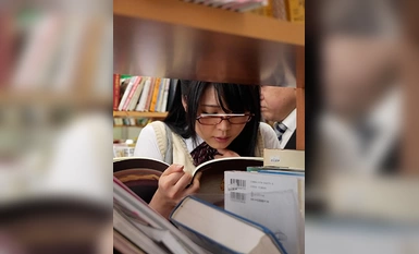 [Phá hủy khảm]GDTM-016 Quấy rối thư viện nữ sinh Cô gái đeo kính đang đọc một cuốn sách nghệ thuật nghịch ngợm trong thư viện thực sự cảm nhận được điều đó, nên chỉ cần chạm nhẹ vào mông, chân cô ấy đã run lên và ướt đẫm!