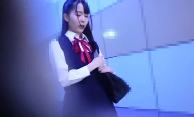 OCH-29001 Chik● Train #049 - 穿制服的女孩拿着一个像样的饼铛。