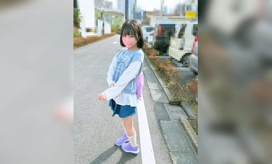 CHIB-003 Saya tidak dapat menahan keinginan saya apabila saya melihat senyuman tidak bersalah kedua-dua gadis yang sangat kecil ini ... Saya skru batang gergasi saya ke dalam celah yang dicukur dan terus meniduri mereka sehingga mereka semua basah [Lelaki