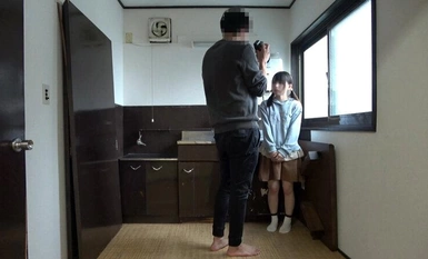 CHIB-003 Saya tidak dapat menahan keinginan saya apabila saya melihat senyuman tidak bersalah kedua-dua gadis yang sangat kecil ini ... Saya skru batang gergasi saya ke dalam celah yang dicukur dan terus meniduri mereka sehingga mereka semua basah [Lelaki