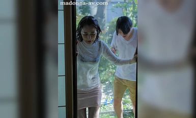 ROE-222 Badan ibu yang basah dan lutsinar. Hanya kami berdua di bawah bumbung yang sama... Malam hujan lebat. Ibu dan anak lelaki basah sumbang mahram Reiko Seo