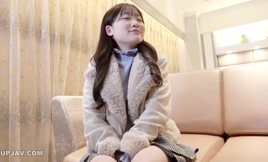 FC2-PPV-4360403 【慶祝粉絲突破一萬】在給Mens打電話的時候，遇到了一位在某電視台偶像訓練節目中排名靠前的18歲偶像，在一次神奇的性愛鏡頭後，我什至決定我在她體內。