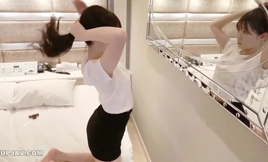 FC2-PPV-4360403 【慶祝粉絲突破一萬】在給Mens打電話的時候，遇到了一位在某電視台偶像訓練節目中排名靠前的18歲偶像，在一次神奇的性愛鏡頭後，我什至決定我在她體內。