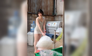 SDAM-111 她對我這個經理很粗魯……我對那個每天早上在女生宿舍倒垃圾、沒穿內褲、沒有胸罩的年輕女人感到惱火，所以我把她拖到了辦公室毫不留情地射中了她。