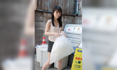 SDAM-111 她對我這個經理很粗魯……我對那個每天早上在女生宿舍倒垃圾、沒穿內褲、沒有胸罩的年輕女人感到惱火，所以我把她拖到了辦公室毫不留情地射中了她。